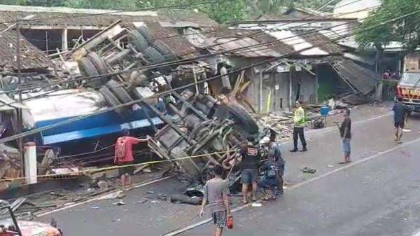 Truk Bermuatan Solar Tabrak Deretan Warung di Purworejo, 1 Orang Tewas 2 Luka-Luka Truk Bermuatan Solar Tabrak Deretan Warung di Purworejo, 1 Orang Tewas 2 Luka-Luka