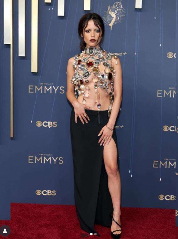 Jenna Ortega Tampil Sensual dengan Permata di Emmy Awards 2025 Jenna Ortega Tampil Sensual dengan Permata di Emmy Awards 2025