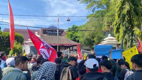 Demo Mahasiswa di Cimahi, Protes Tunjangan DPR dan Kekejaman Polisi Terhadap Affan Demo Mahasiswa di Cimahi, Protes Tunjangan DPR dan Kekejaman Polisi Terhadap Affan