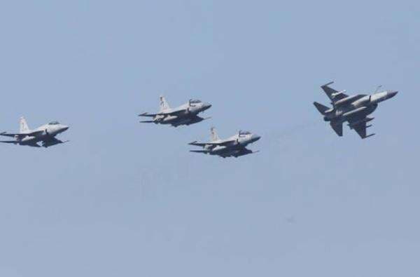 Jet Tempur Pakistan Usir Pesawat Militer Rafale India di Atas Kashmir Jet Tempur Pakistan Usir Pesawat Militer Rafale India di Atas Kashmir