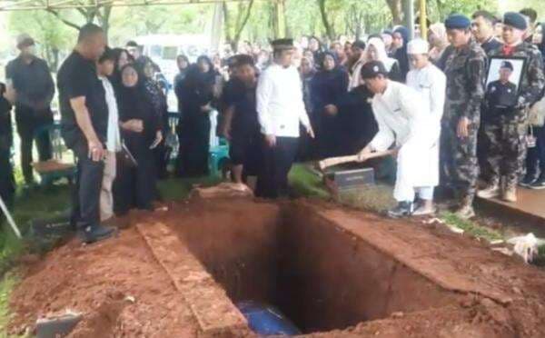 Ferry Irawan Korban Pesawat ATR Dimakamkan di TPU Pondok Ranggon, Diawali Upacara Kedinasan Ferry Irawan Korban Pesawat ATR Dimakamkan di TPU Pondok Ranggon, Diawali Upacara Kedinasan