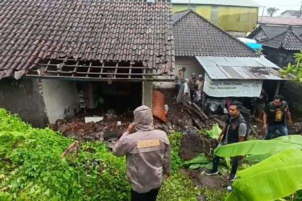 Bali Diguyur Hujan Deras, 2 Warga Gianyar Tewas Tertimpa Tembok Rumah Roboh Bali Diguyur Hujan Deras, 2 Warga Gianyar Tewas Tertimpa Tembok Rumah Roboh