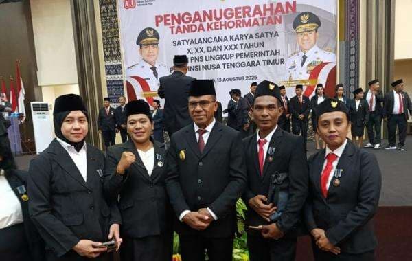 Harusnya Resmi, Jadi Haru: Wagub NTT Hormati Foto Guru di Tangan Seorang ASN Harusnya Resmi, Jadi Haru: Wagub NTT Hormati Foto Guru di Tangan Seorang ASN