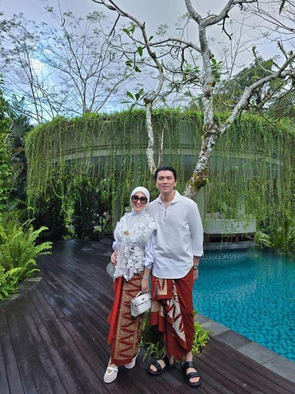 Potret Syahrini dan Reino Barack Asyik Liburan di Bali, Kompak Berkain Potret Syahrini dan Reino Barack Asyik Liburan di Bali, Kompak Berkain