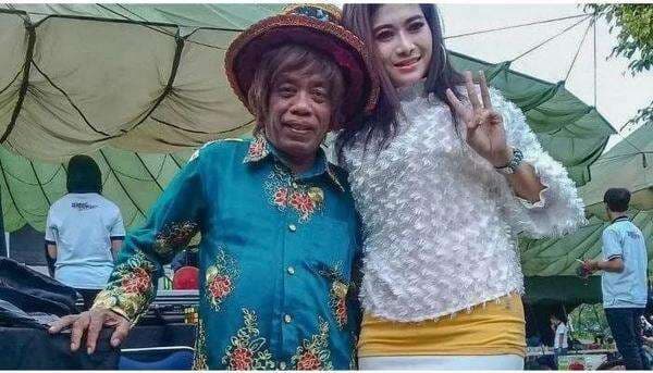 Kisah Pak Tarno dan Istri Pramugari Cantik, Kenalan di Pesawat lalu Menikah Kini Pergi Tanpa Kabar Kisah Pak Tarno dan Istri Pramugari Cantik, Kenalan di Pesawat lalu Menikah Kini Pergi Tanpa Kabar