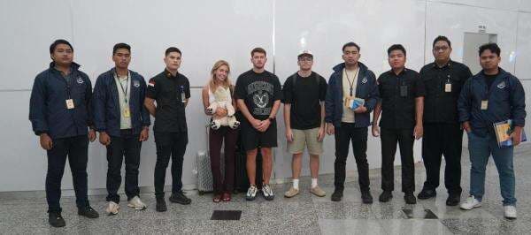 Bintang Bokep Bonnie Blue Terbukti Langgar Ketertiban Umum, Nih Penampakannya saat Dideportasi Bintang Bokep Bonnie Blue Terbukti Langgar Ketertiban Umum, Nih Penampakannya saat Dideportasi