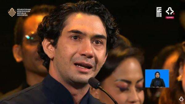 Tangis Reza Rahadian Pecah atas Kemenangan Film Pangku di FFI 2025 Tangis Reza Rahadian Pecah atas Kemenangan Film Pangku di FFI 2025