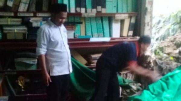 Akibat Hujan Deras, TPT Longsor Timpa Kantor KUA Kecamatan Talegong Garut Akibat Hujan Deras, TPT Longsor Timpa Kantor KUA Kecamatan Talegong Garut