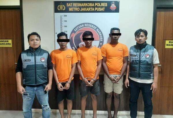 3 Penyelundup Sabu 12 Kg di Tol Japek Ternyata Dijanjikan Bayaran Rp100 Juta 3 Penyelundup Sabu 12 Kg di Tol Japek Ternyata Dijanjikan Bayaran Rp100 Juta