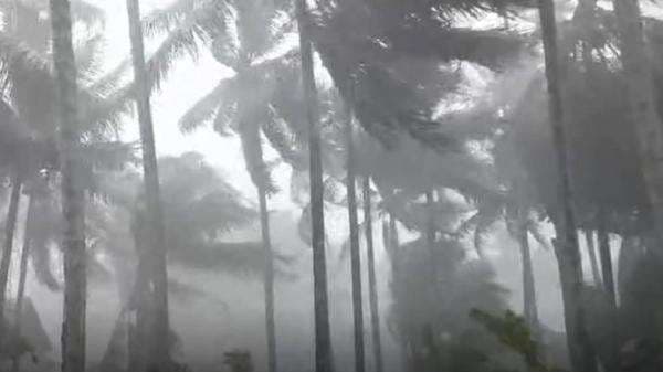 Puting Beliung Terjang Bantaeng, Atap Kantor Pelayanan Haji dan Umrah Rusak Puting Beliung Terjang Bantaeng, Atap Kantor Pelayanan Haji dan Umrah Rusak