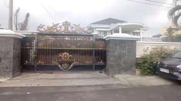 Rumah Mewah terkait Sindikat Penipuan Internasional Digerebek, 27 WNA China Ditangkap Rumah Mewah terkait Sindikat Penipuan Internasional Digerebek, 27 WNA China Ditangkap