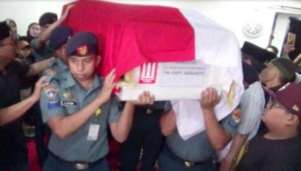 Isak Tangis Iringi Pemakaman Pilot Helikopter yang Jatuh di Tanah Bumbu Isak Tangis Iringi Pemakaman Pilot Helikopter yang Jatuh di Tanah Bumbu