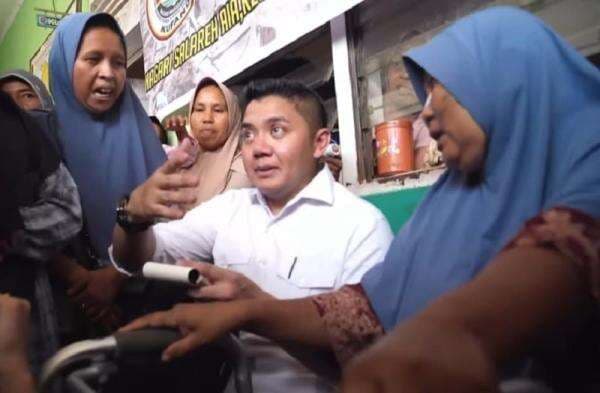 Momen Seskab Teddy Dengar dan Catat Keluhan Emak-Emak Pengungsi di Agam Momen Seskab Teddy Dengar dan Catat Keluhan Emak-Emak Pengungsi di Agam