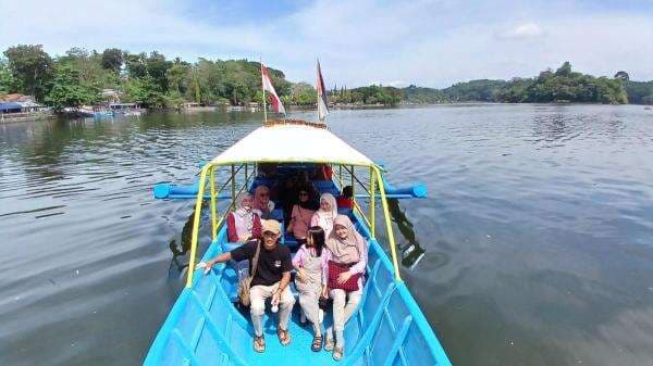 Sensasi Naik Perahu dan Nikmati Botram di Situ Gede Tasikmalaya Sensasi Naik Perahu dan Nikmati Botram di Situ Gede Tasikmalaya