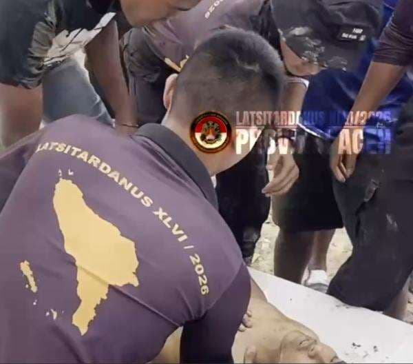 Taruna Akpol Selamatkan Bocah Hanyut di Sungai Aceh Tamiang Taruna Akpol Selamatkan Bocah Hanyut di Sungai Aceh Tamiang