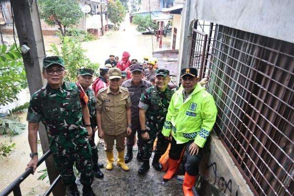 Pangdam I/BB Bersama Forkopimda Sumut Meninjau TPS dan Rumah Warga Terdampak Banjir Pangdam I/BB Bersama Forkopimda Sumut Meninjau TPS dan Rumah Warga Terdampak Banjir