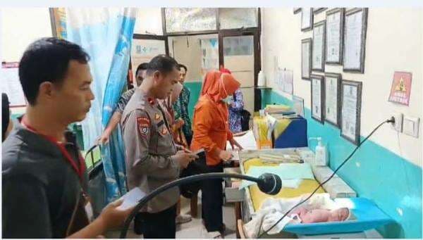 Nasib Tragis Bayi Cantik, Dibuang Orangtua Kandung di Depan Ruko Tukang Jahit Nasib Tragis Bayi Cantik, Dibuang Orangtua Kandung di Depan Ruko Tukang Jahit