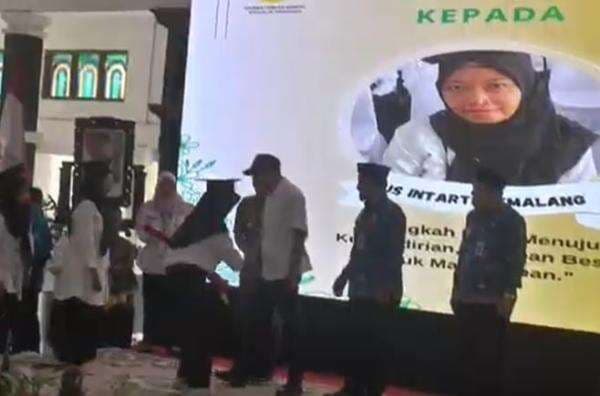 Pakai Toga, 1.000 Warga Miskin di Pemalang Diwisuda Naik Kelas dari Penerima Bansos Pakai Toga, 1.000 Warga Miskin di Pemalang Diwisuda Naik Kelas dari Penerima Bansos