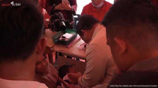 Momen Haru Prabowo Peluk Ibu-ibu hingga Lap Anak Sakit di Posko Pengungsi Korban Banjir Momen Haru Prabowo Peluk Ibu-ibu hingga Lap Anak Sakit di Posko Pengungsi Korban Banjir