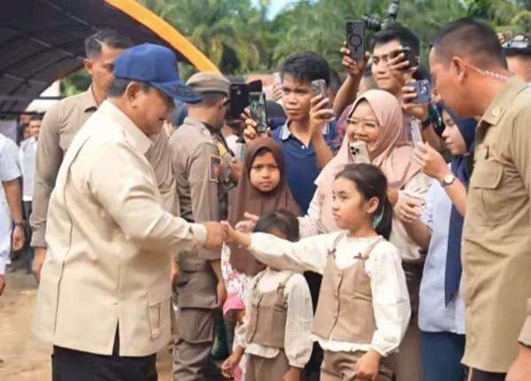 Disambut Lagu Indonesia Raya, Prabowo Tinjau Posko Pengungsi di Agam Sumbar Disambut Lagu Indonesia Raya, Prabowo Tinjau Posko Pengungsi di Agam Sumbar