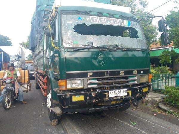 Kecelakaan Beruntun Truk Fuso Rem Blong Tabrak Lima Kendaraan di Jombang, 4 Orang Terluka Kecelakaan Beruntun Truk Fuso Rem Blong Tabrak Lima Kendaraan di Jombang, 4 Orang Terluka