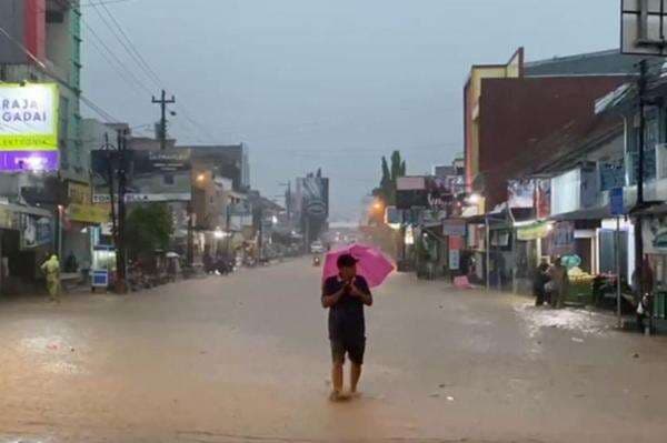 Update Banjir Bandang Terjang Brebes: 3 Orang Tewas, Warga Masih Bersihkan Lumpur Update Banjir Bandang Terjang Brebes: 3 Orang Tewas, Warga Masih Bersihkan Lumpur