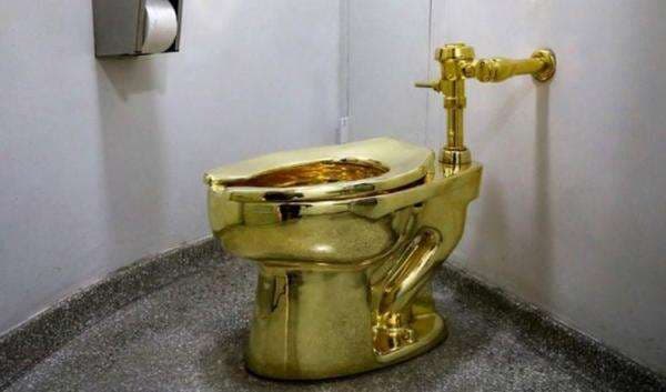 Kloset Berlapis Emas Masih Berfungsi Dilelang, Ditaksir Laku Rp167 Miliar Kloset Berlapis Emas Masih Berfungsi Dilelang, Ditaksir Laku Rp167 Miliar