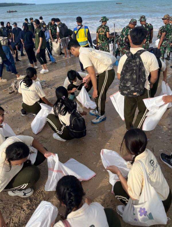 Kolaborasi Indonesia-UEA Tangani Sampah Laut di Pantai Kedonganan Kolaborasi Indonesia-UEA Tangani Sampah Laut di Pantai Kedonganan