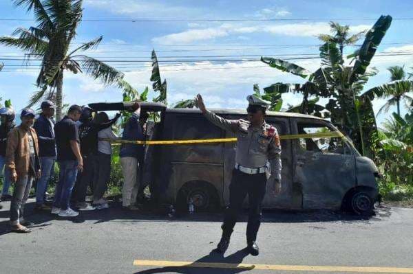 Rp4,6 Miliar Ludes! Mobil Pengangkut Uang Terbakar di Palippis Polewali Mandar Rp4,6 Miliar Ludes! Mobil Pengangkut Uang Terbakar di Palippis Polewali Mandar