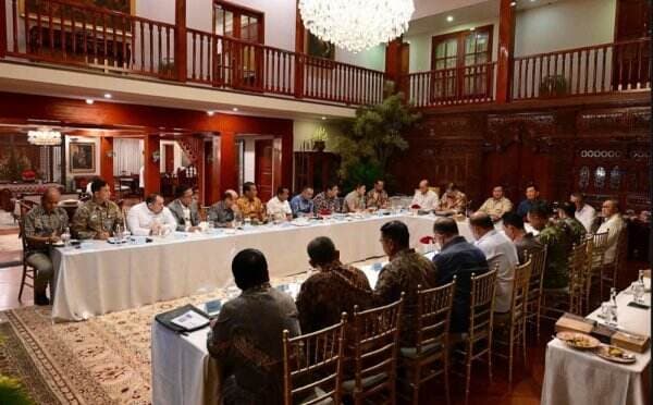 Ini yang Dibahas Prabowo saat Kumpulkan Menteri di Kediaman Jelang Tengah Malam Ini yang Dibahas Prabowo saat Kumpulkan Menteri di Kediaman Jelang Tengah Malam