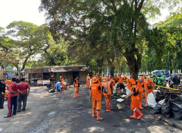 30 Kios Area Kuliner di Kalibata Hangus Terbakar usai 2 Matel Tewas Dikeroyok 30 Kios Area Kuliner di Kalibata Hangus Terbakar usai 2 Matel Tewas Dikeroyok