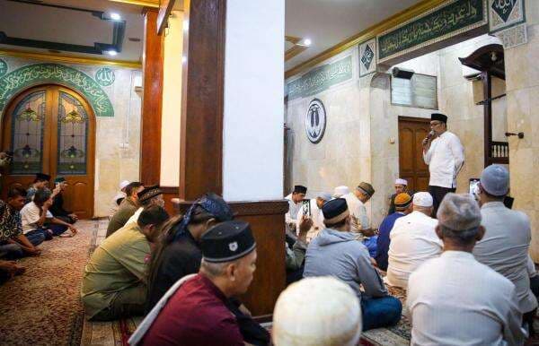 Ketika Ridwan Kamil Isi Kuliah Subuh di Masjid Assalafiyah Pangeran Jayakarta Jelang Pemungutan Suara Ketika Ridwan Kamil Isi Kuliah Subuh di Masjid Assalafiyah Pangeran Jayakarta Jelang Pemungutan Suara