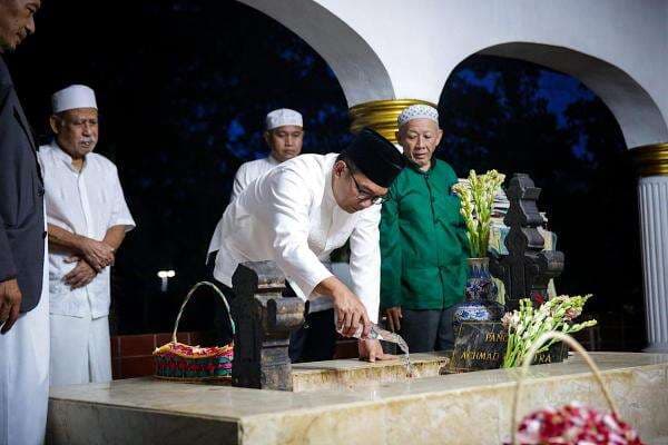 Dari Ziarah hingga Sungkem Ibunda, Ini Agenda Ridwan Kamil Saat Pilkada Serentak 27 November Dari Ziarah hingga Sungkem Ibunda, Ini Agenda Ridwan Kamil Saat Pilkada Serentak 27 November
