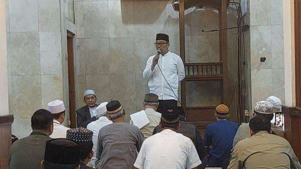 Ridwan Kamil Salat Subuh di Jaktim hingga Ziarah ke Makam Pangeran Jayakarta di Hari Pencoblosan Pilkada Jakarta Ridwan Kamil Salat Subuh di Jaktim hingga Ziarah ke Makam Pangeran Jayakarta di Hari Pencoblosan Pilkada Jakarta