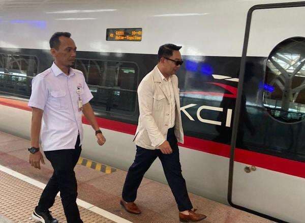 Ridwan Kamil Naik Kereta Cepat dari Jakarta untuk Nyoblos Pilkada di Bandung Ridwan Kamil Naik Kereta Cepat dari Jakarta untuk Nyoblos Pilkada di Bandung