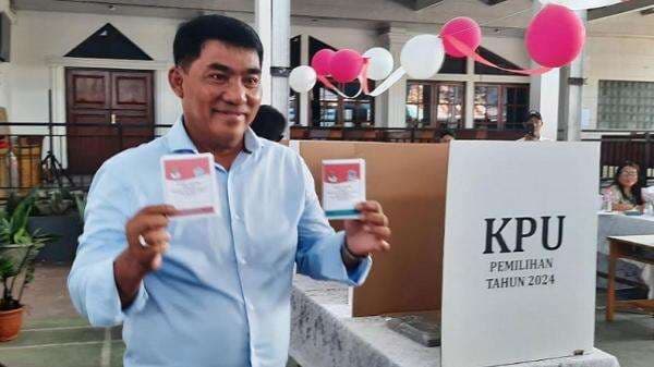 Cagub Sulut Yulius Selvanus Komaling Nyoblos di TPS 2 Sario, Yakin Tuhan Beri Kemenangan Cagub Sulut Yulius Selvanus Komaling Nyoblos di TPS 2 Sario, Yakin Tuhan Beri Kemenangan