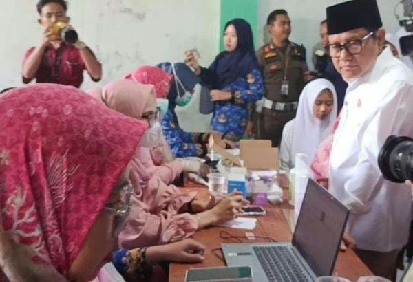 Menko PM Cak Imin Dicurhati Nelayan Cirebon soal Jeratan Utang hingga Anak Tak Sekolah Menko PM Cak Imin Dicurhati Nelayan Cirebon soal Jeratan Utang hingga Anak Tak Sekolah