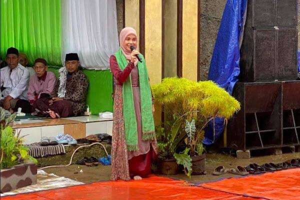 Cantiknya Siti Atikoh dalam Balutan Gamis Maroon saat Hadiri Harlah 101 NU di Banten Cantiknya Siti Atikoh dalam Balutan Gamis Maroon saat Hadiri Harlah 101 NU di Banten