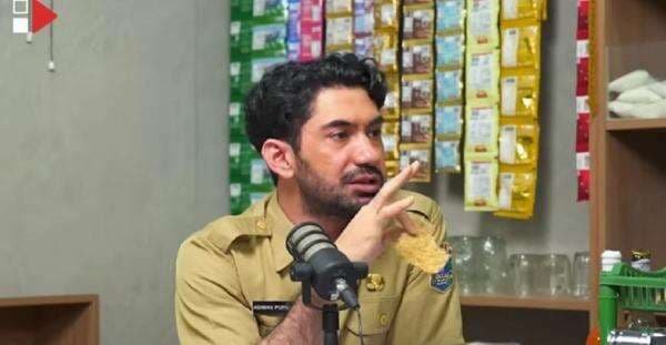 Cara Unik Makan Gorengan ala Reza Rahadian Cara Unik Makan Gorengan ala Reza Rahadian