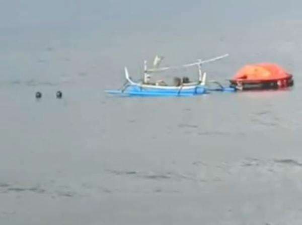 Cari Puluhan Korban Kapal Feri Tenggelam di Selat Bali, Nelayan Ikut Bantu Tim Gabungan Cari Puluhan Korban Kapal Feri Tenggelam di Selat Bali, Nelayan Ikut Bantu Tim Gabungan