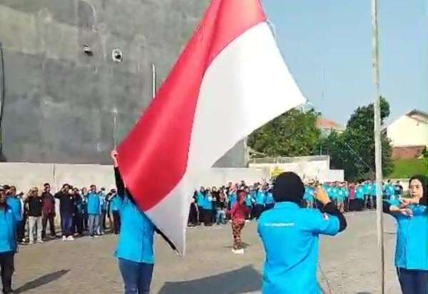 Merdeka! PKL di Jombang Gelar Upacara dan Peragaan Perjuangan Pahlawan Meraih Kemerdekaan RI Merdeka! PKL di Jombang Gelar Upacara dan Peragaan Perjuangan Pahlawan Meraih Kemerdekaan RI