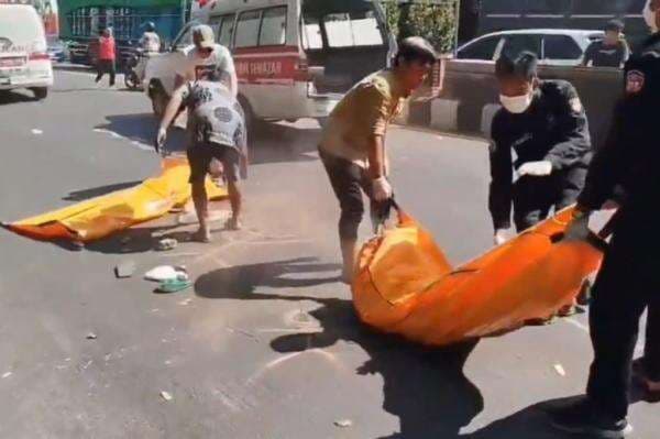 Tragis! 2 IRT Kakak Beradik Tewas Mengenaskan Terlindas Truk di Pantura Pasuruan Tragis! 2 IRT Kakak Beradik Tewas Mengenaskan Terlindas Truk di Pantura Pasuruan