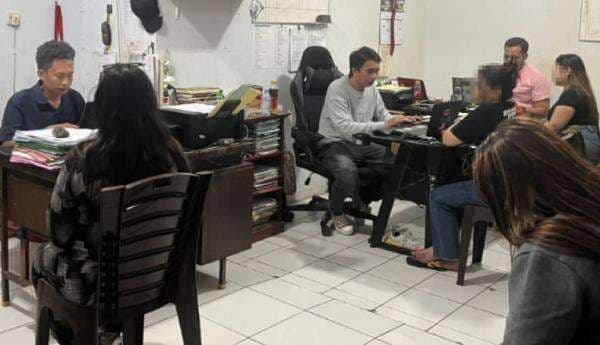 Viral! LC Saling Jambak di THM Makassar, Diduga Senggolan saat Joget Viral! LC Saling Jambak di THM Makassar, Diduga Senggolan saat Joget