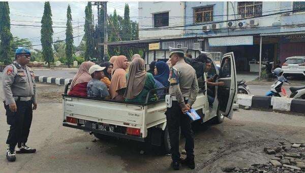 Mobil Pikap Muat Emak-emak Terjaring Operasi Patuh di Gowa, Satlantas Ingatkan Tertib Berlalu Lintas Mobil Pikap Muat Emak-emak Terjaring Operasi Patuh di Gowa, Satlantas Ingatkan Tertib Berlalu Lintas