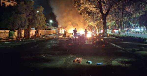 6 Fakta Kericuhan di TMP Kalibata: Debt Collector Tewas hingga Warung Dibakar 6 Fakta Kericuhan di TMP Kalibata: Debt Collector Tewas hingga Warung Dibakar