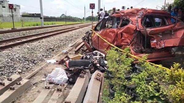 Mobil Berisi Satu Keluarga Ditabrak Kereta di Sleman, Pasutri dan 2 Balita Mobil Berisi Satu Keluarga Ditabrak Kereta di Sleman, Pasutri dan 2 Balita