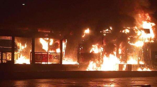 Chaos! Halte Transjakarta Senen Juga Ludes Dilalap Api Usai Dibakar Massa Chaos! Halte Transjakarta Senen Juga Ludes Dilalap Api Usai Dibakar Massa