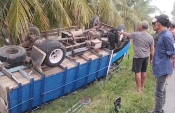 Truk Angkut Rombongan Seni Kuda Renggong Terbalik di Sumedang, 2 Luka Berat Truk Angkut Rombongan Seni Kuda Renggong Terbalik di Sumedang, 2 Luka Berat