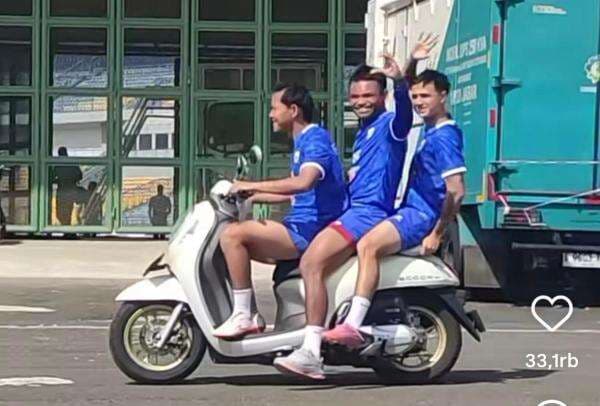 Viral Pemain Timnas Eliano Reijnders Boncengan Bertiga Pakai Scoopy, Bisa Kena Denda Rp250 Ribu Viral Pemain Timnas Eliano Reijnders Boncengan Bertiga Pakai Scoopy, Bisa Kena Denda Rp250 Ribu