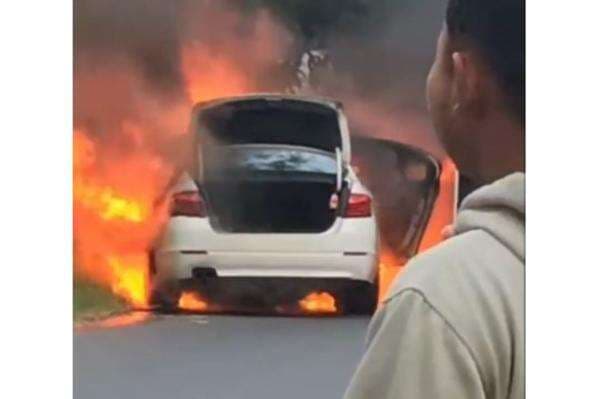 Viral Mobil BMW Terbakar di Sampang Madura, 2 Penumpang Lolos dari Kobaran Api Viral Mobil BMW Terbakar di Sampang Madura, 2 Penumpang Lolos dari Kobaran Api